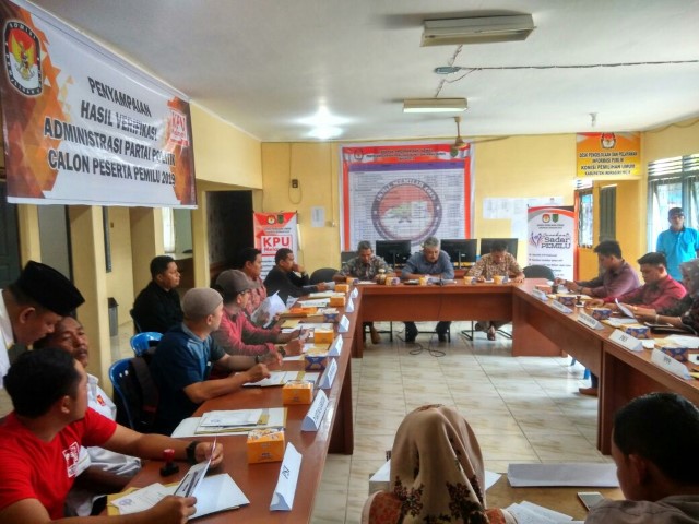 KPU Inhil Serahkan Hasil Penelitian Administrasi Ke 14 Partai Politik