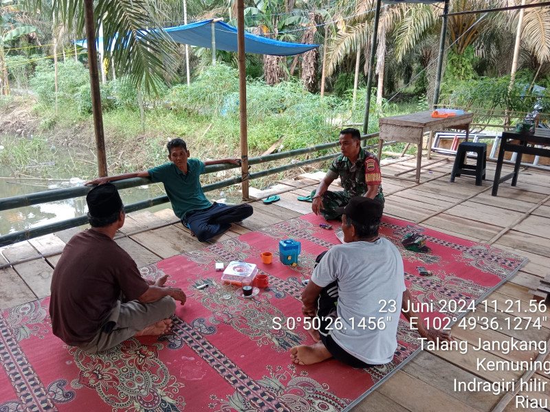 Babinsa Koramil 09/Kemuning Berupaya Untuk Selalu Hadir Ditengah-tengah Masyarakat Guna Jaga Kedekatan dan Kebersamaan