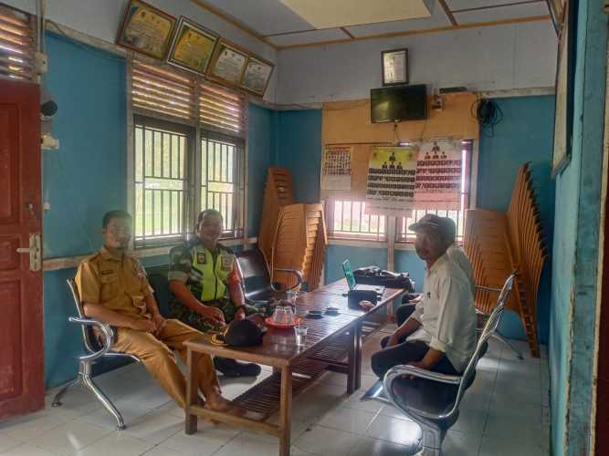 Babinsa Koramil 09/Kemuning Komsos di Wilayah Guna Jalin Silaturahmi