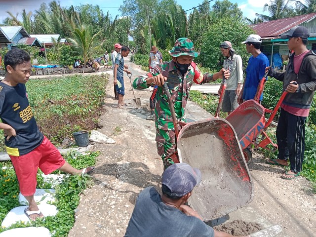 Praka Mauladi Lakukan Goro Perbaiki Jalan Bersama Warga