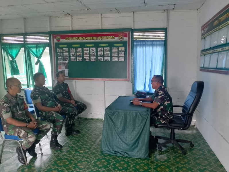 Anggota Koramil 04/Kdr Melaksanakan Jam Komandan di Kantor Koramil