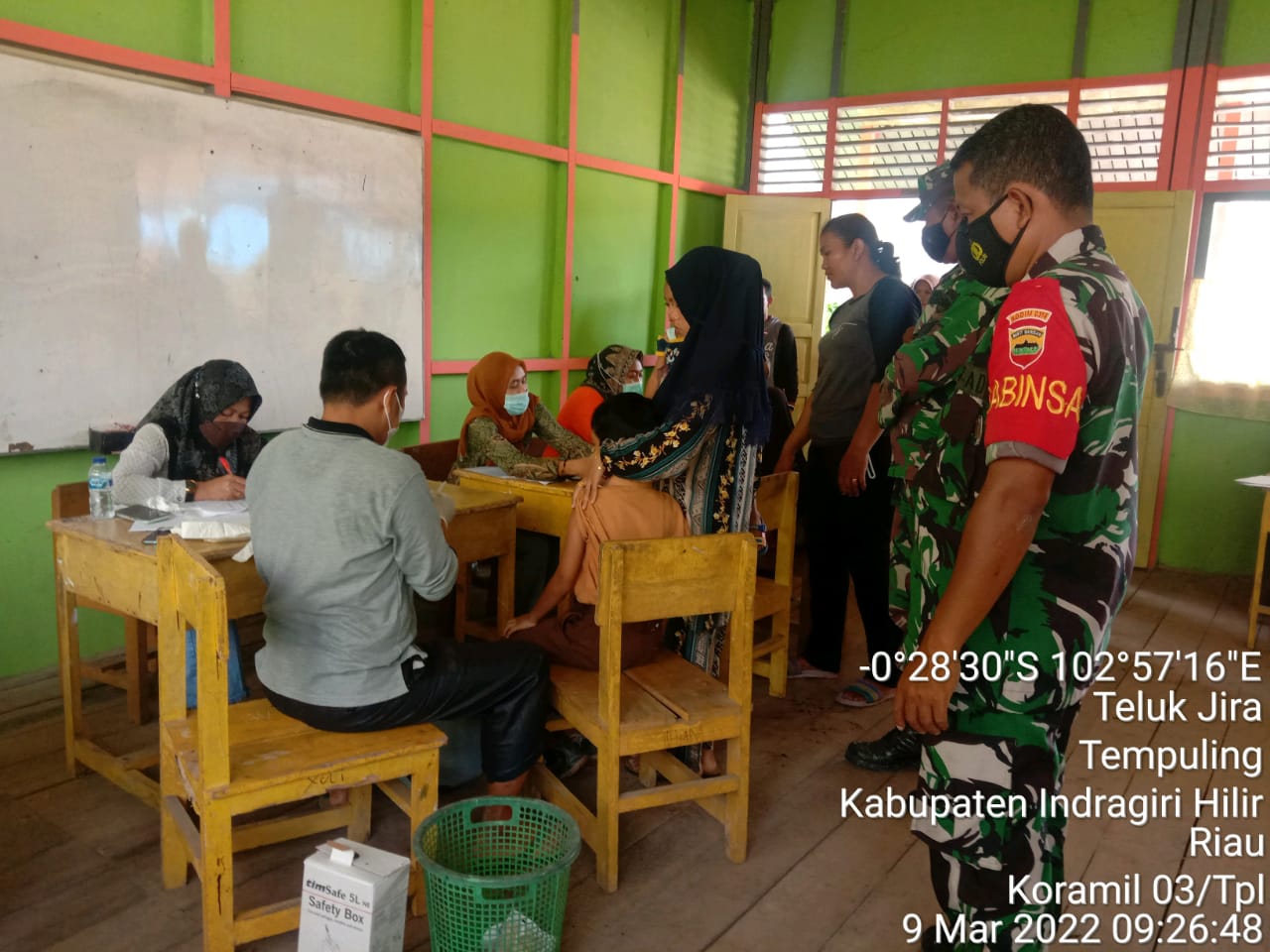 Babinsa 03/Tempuking Pantau Vaksinasi Anak Sekolah Dasar Desa Kerta Jaya