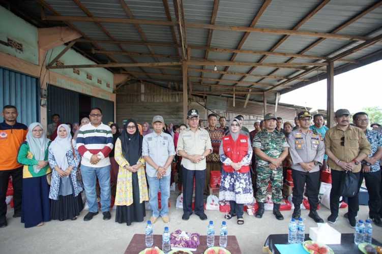 Bupati Inhil Tinjau dan Salurkan Bantuan Korban Puting Beliung Desa Batu Ampar Kemuning
