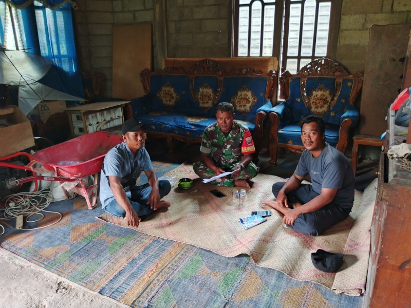 Babinsa Koramil 09/Kemuning Laksanakan Pengawasan SDM bersama Masyarakat Sekayan