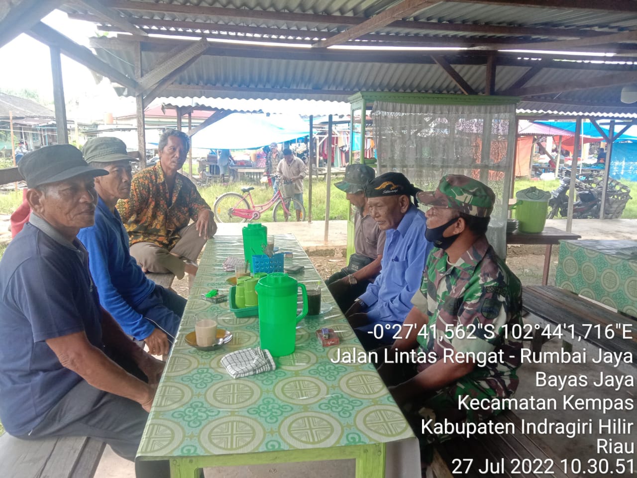 Manfaatkan Warung Kopi, Babinsa 03/Tempuling Komsos Dengan Warga Binaan