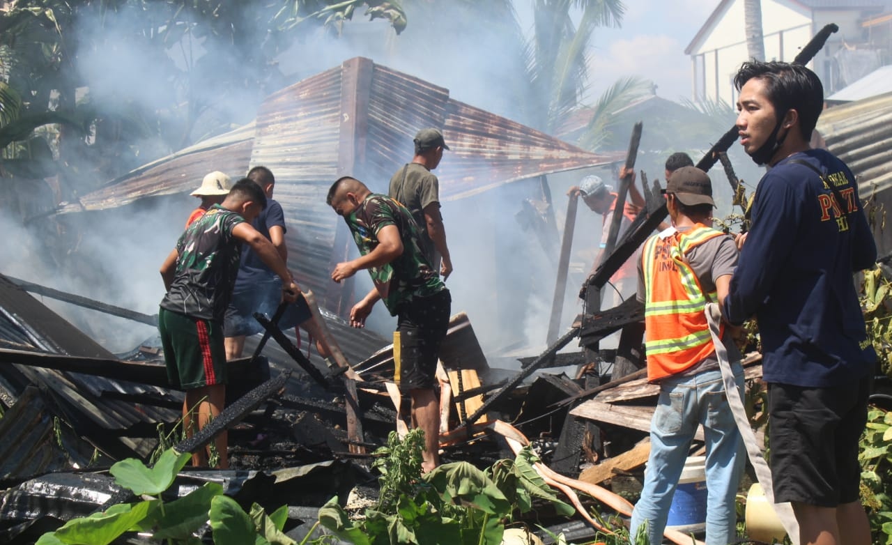 Kebakaran Hanguskan Rumah di Parit 10 Tembilahan, TNI Gerak Cepat Bantu Pemadaman