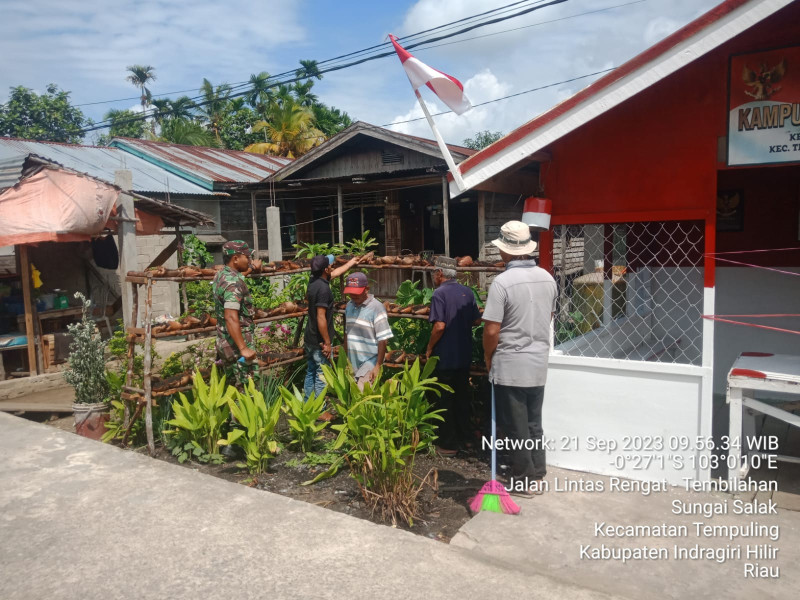 Babinsa 03/Tpl Kipda Suriadi Bersama Warga Kembalu Lakukan Perawatan Tanaman Obat Keluarga (TOGA) di Kampung Pancasila