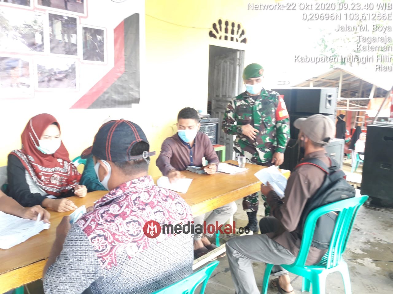 Bansos Tahap VII Disalurkan untuk 4 Desa di Kateman, Babinsa Koramil 06/Kateman Lakukan Pam