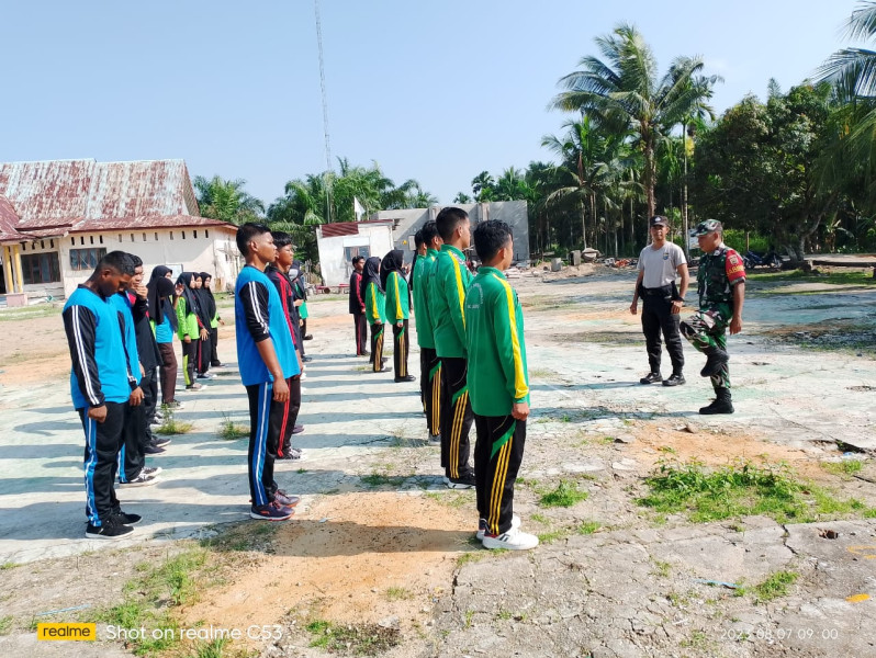 Babinsa Koramil 03/Tpl Dan Bhabinkamtibmas Latih Paskibraka Tingkat Kecamatan Kempas