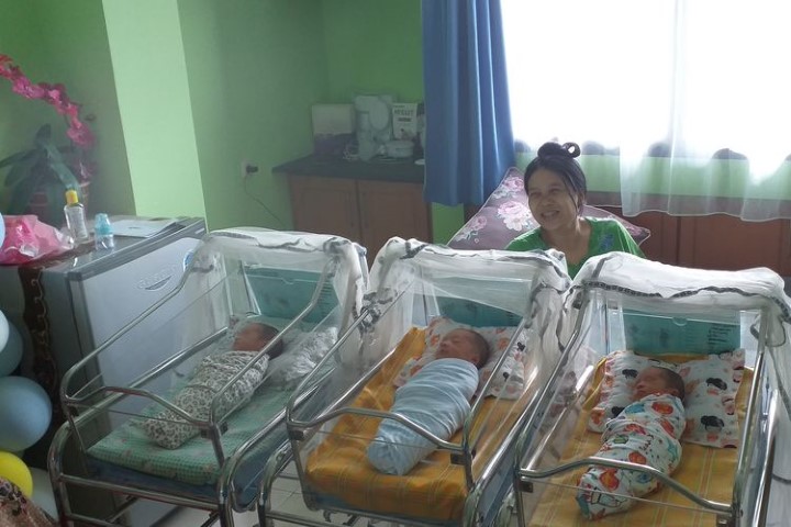 Setelah 15 Tahun Menikah, Pasangan Suami Istri di Riau Akhirnya Dikaruniai 3 Bayi Kembar