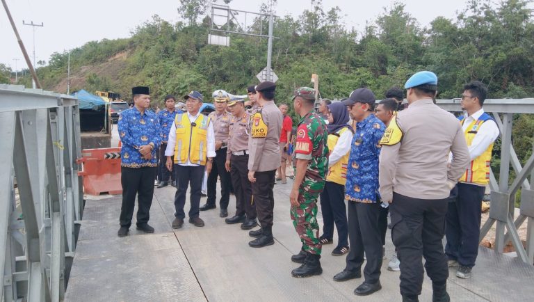 PJ. Bupati Kampar Diwakili Kalaksa BPBD Kampar Dampingi Kapolda Riau Lakukan Peninjauan Lokasi Longsor Di Perbatasan Riau Sumbar