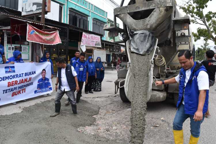 Jalanan di Pekanbaru Banyak Berlubang, Partai Demokrat Gotong Royong Lakukan Perbaikan