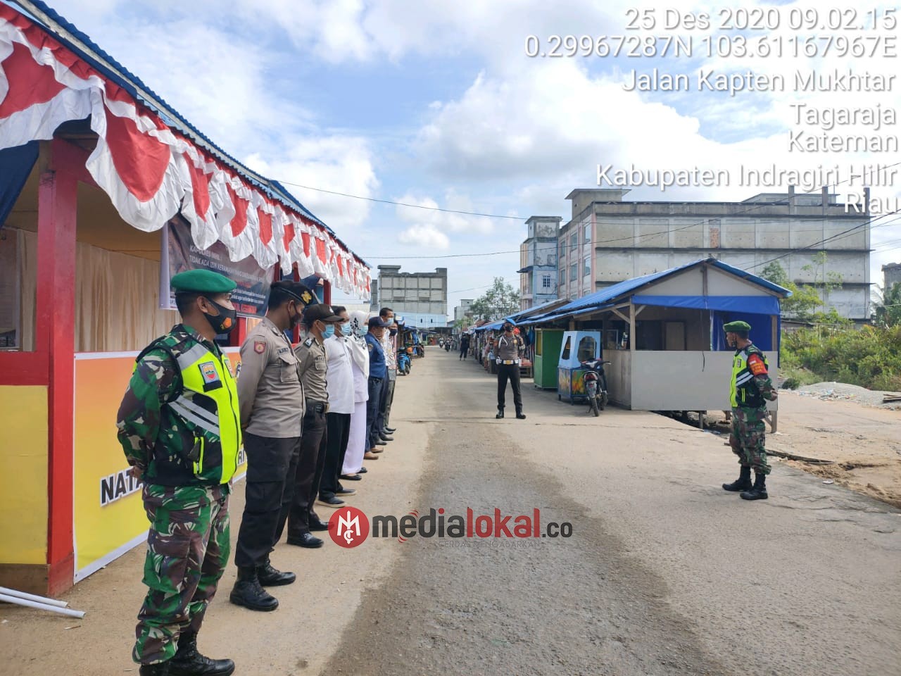 Babinsa Koramil 06/Kateman Laksanakan Pam di Pos Nataru Bersama Satgas