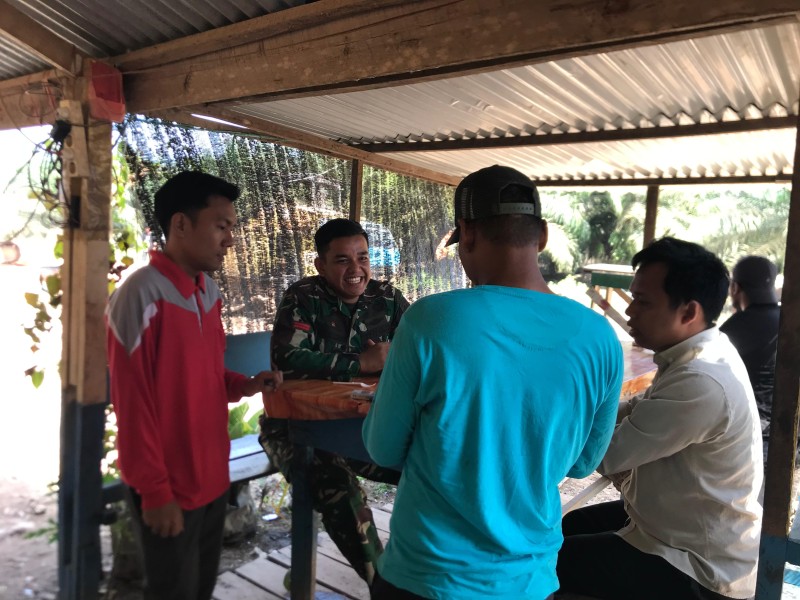 Pratu Bastian Sormin Babinsa 05/Gas Ciptakan Keakraban dengan Warga Binaan Melalui Komsos