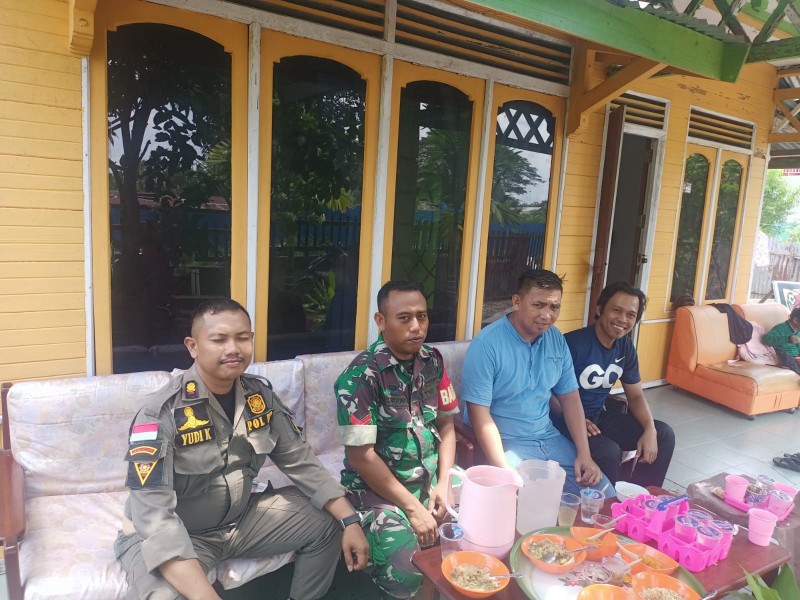 Canda dan Tawa Hangatkan Komsos Babinsa Serda Margono di Momentum Hari Raya Idul Adha 1446 H