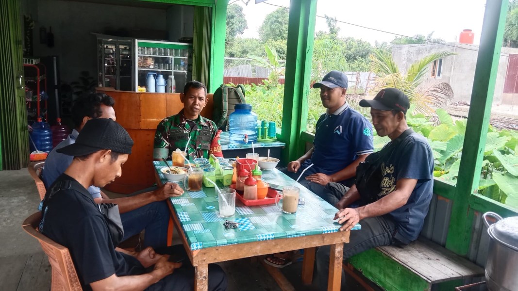 Babinsa Koramil 07/Reteh Ajak Warga Jaga Keamanan dan Ketertiban Melalui Pengawasan SDM
