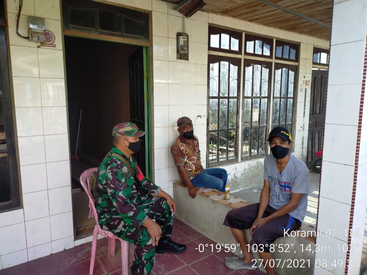 Jaga Kondusifitas Wilayah Binaan, Sertu Syamsir Rutin Lakukan Komsos Bersama Masyarakat