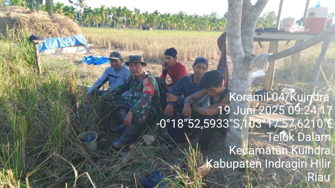 Komsos: Babinsa dan Warga Desa Teluk Dalam Bersinergi