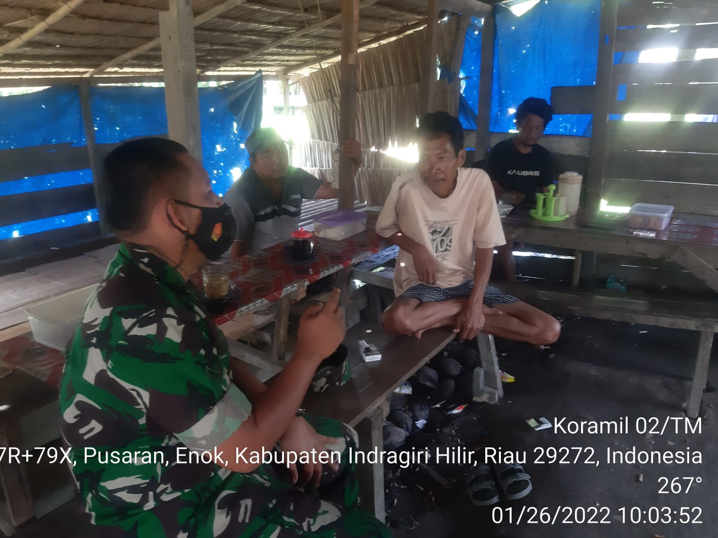 Ciptakan Kedekatan dengan Warga, Babinsa 07/Reteh Rutin Laksanakan Komsos di Kelurahan Pusaran