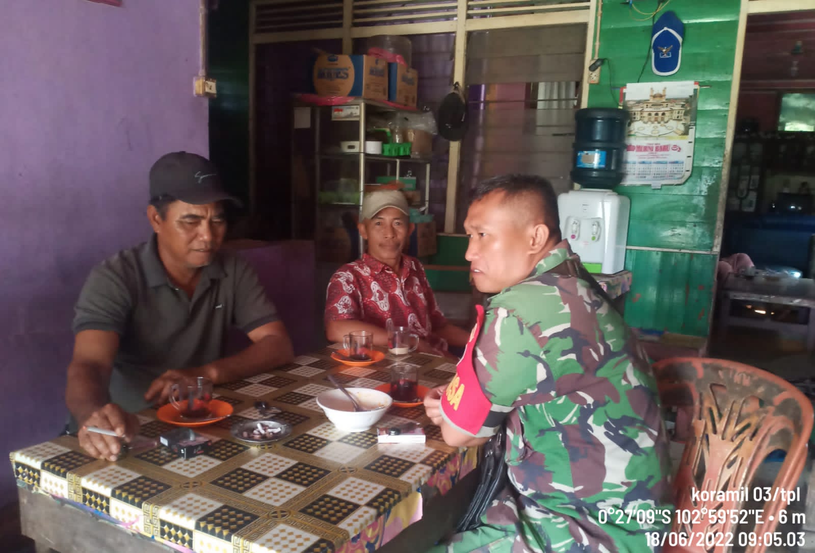 Sambil Ngopi Bareng, Komsos Babinsa 03/Tempuling Bersama Kepala Dusun