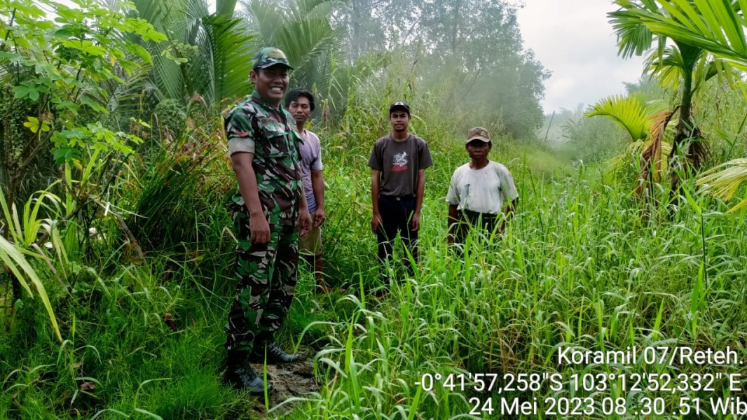 Babinsa Koramil 07/Reteh Mensosialisasikan Sekaligus Patroli Karhutla