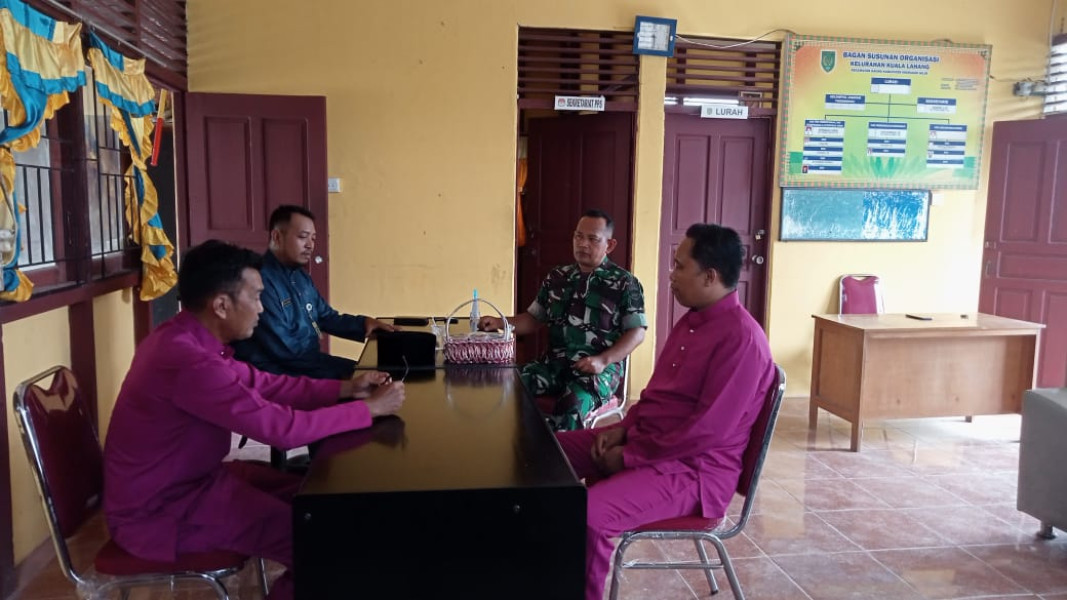 Babinsa Koramil 05/Gas Kodim 0314/Inhil Serma Tota.S. Komsos Bersama Lurah dan Tokoh Masyarakat