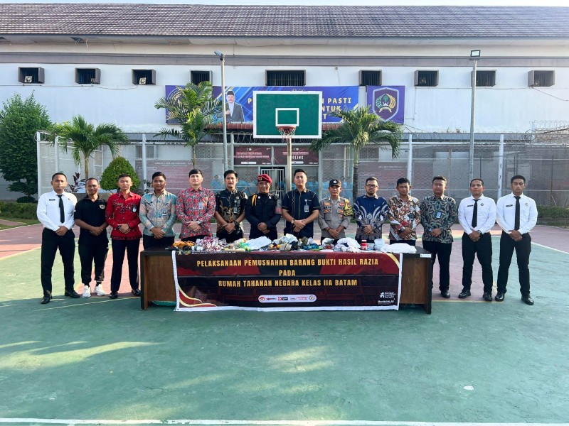 Ka.KPR Rutan Kelas IIA Batam, Pimpin Pemusnahan Barang Terlarang Hasil Razia Kamar WBP