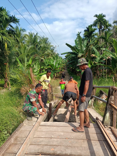 Demi Kelancaran Akses, Babinsa Koptu Margono Memperbaiki Jembatan Bersama Warga