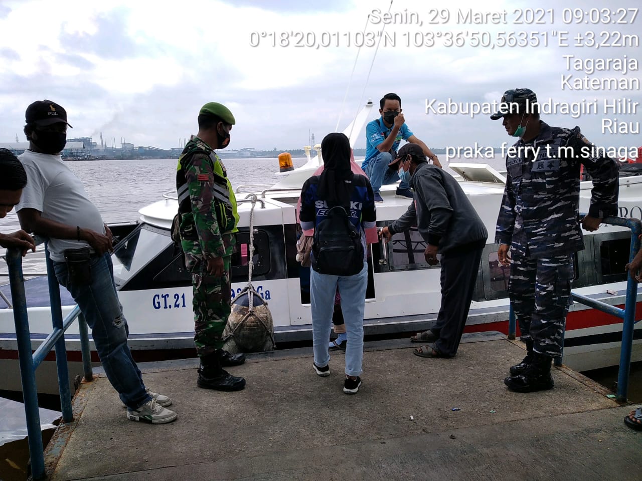 Praka Ferry Sinaga Koramil 06/Kateman Pantau Protokol Kesehatan Warga di Pelabuhan
