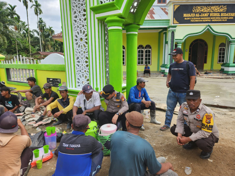 Keakraban Kapolsek Kempas bersama warga, Ajak Ciptakan Kamtibmas dan Pemilu Damai 2024