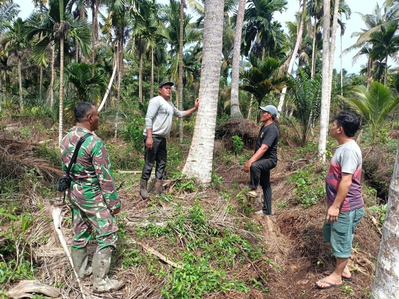 Babinsa Koramil 07/RTH Laksanakan Patroli Tapal Batas di Parit 5 Kel Madani