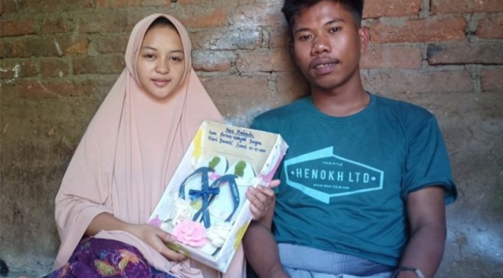 Fakta-fakta Pernikahan Wanita Cantik Ini dengan Mahar Sandal Jepit, Nomor 2 Menggetarkan Jiwa Fakta-fakta Pernikahan Wanita Cantik Ini dengan Mahar Sandal Jepit, Nomor 2 Menggetarkan Jiwa