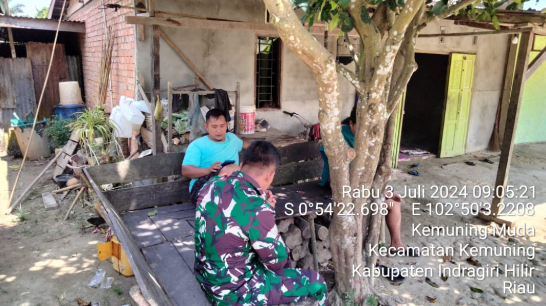 Babinsa Praka Rahmat Adriyanto Berikan Informasi Kepada Masyarakat Melalui Komsos