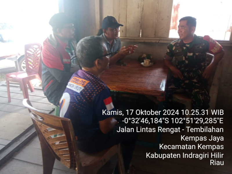 Babinsa Koramil 03/Tpl Monitor Wilayah Keliling Desa Binaan dan Komsos Dengan Warga