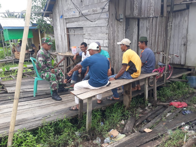 Babinsa Koramil 05/Gas Komsos Wujud Kedekatan dan Kebersamaan Babinsa dengan Warga