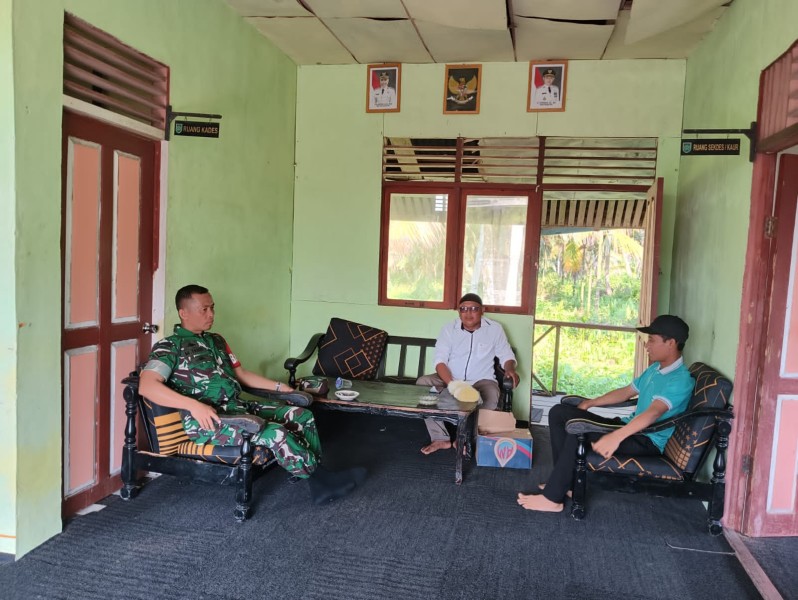 Babinsa Koramil 07/Reteh Laksanakan Komsos dengan Masyarakat di Sungai Terab