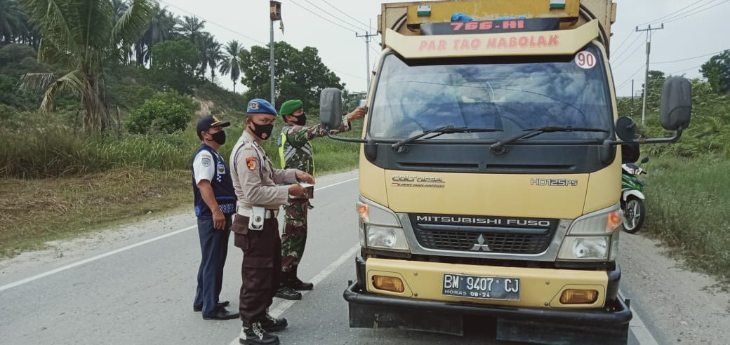 TNI /Polri dan Dishub Laksanakan Pam Posko Cek Point  Pencegahan Covid 19 di Perbatasan