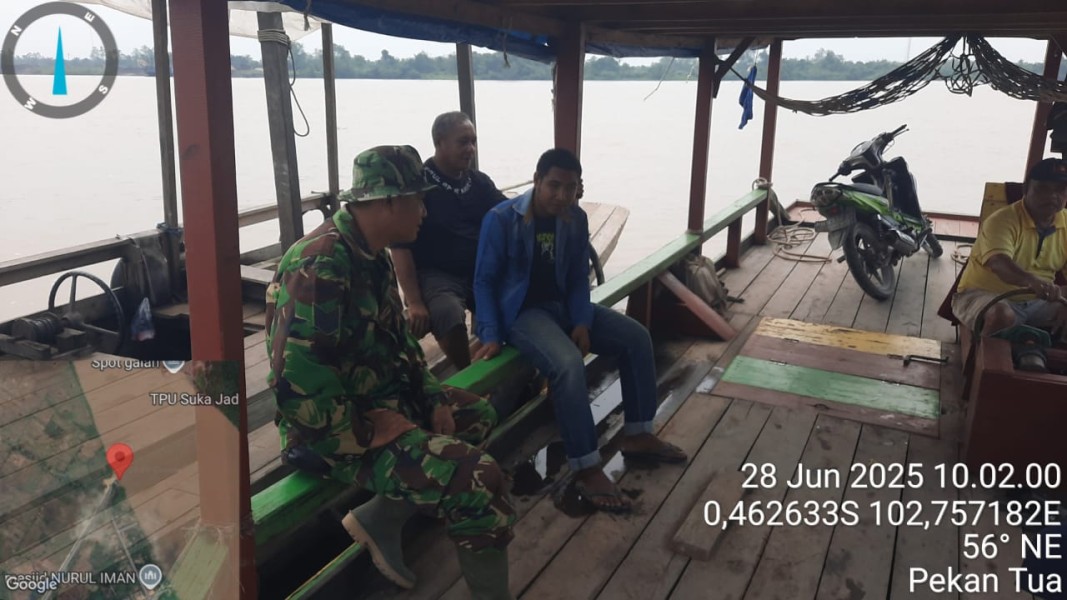 Angin Sejuk Komsos Babinsa Serma Damrianto dengan Pemuda di Pelabuhan Penyebrangan