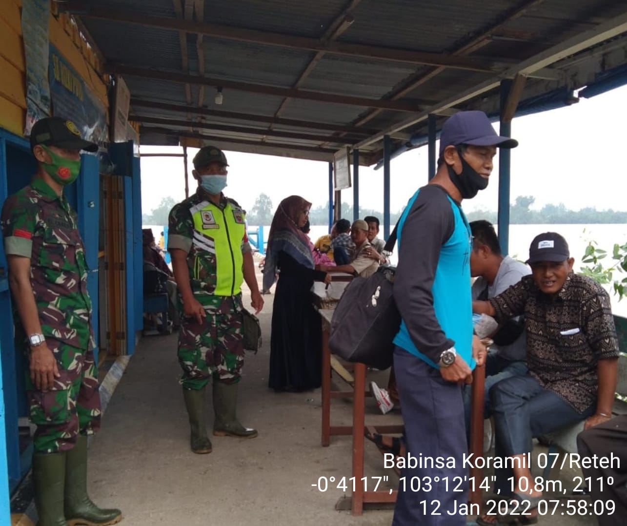 Babinsa Koramil 07/Reteh Lakukan Penegakan Protkes di Pelabuhan LKMD