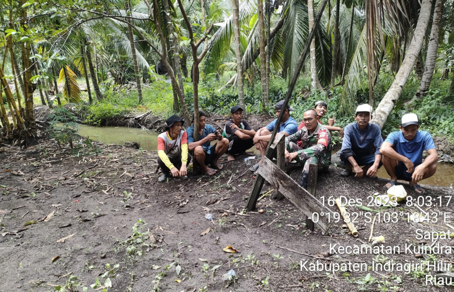 Koramil 04/Kuindra Jalin Kedekatan dan Kekompakan di Kampung Pancasila Melalui Komsos