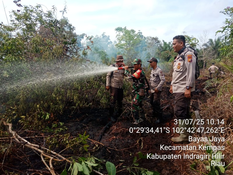 Hari Ke-6 Pemadaman Karhutla di Desa Bayas Jaya, Tim Gabungan Koramil 03/Tempuling Berjuang Padamkan Api