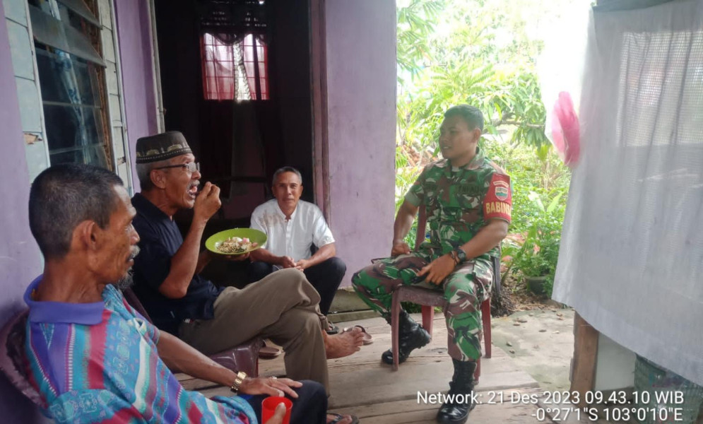 Sambangi Tomas Desa Karya Tani, Ini Pesan Babinsa Kopda Suriadi