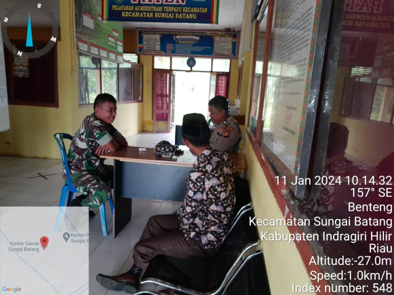 Pelda Nofiandi Bersama Anggota Polsek dan Staf Kantor Camat Jalin Silaturrahmi Yang Erat