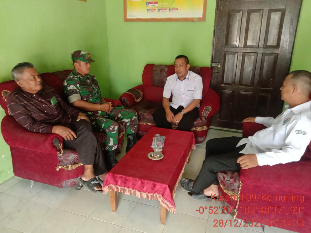 Jalin Hubungan Baik Dengan Perangkat Desa Melalui Komsos Babinsa Koramil 09/Kemuning
