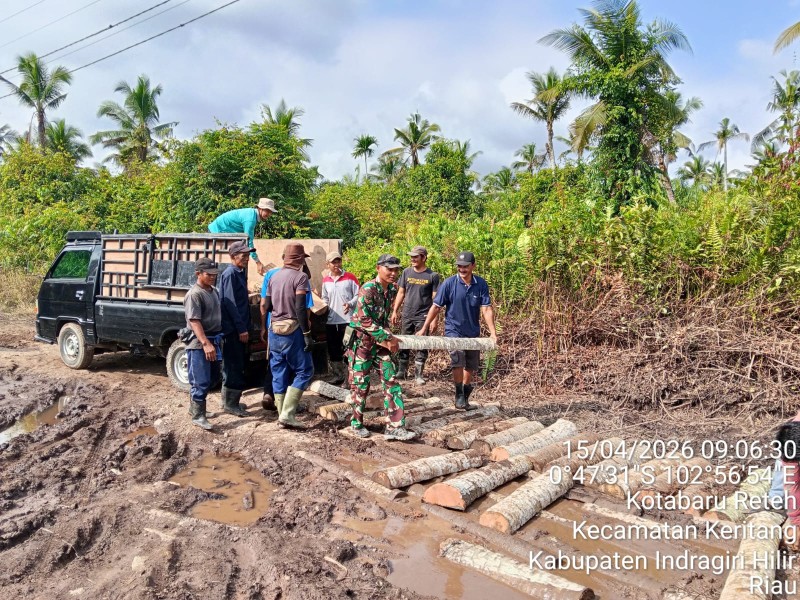 Eratkan Kedekatan, Kopda Aldi Ikut Goro Bareng Masyarakat