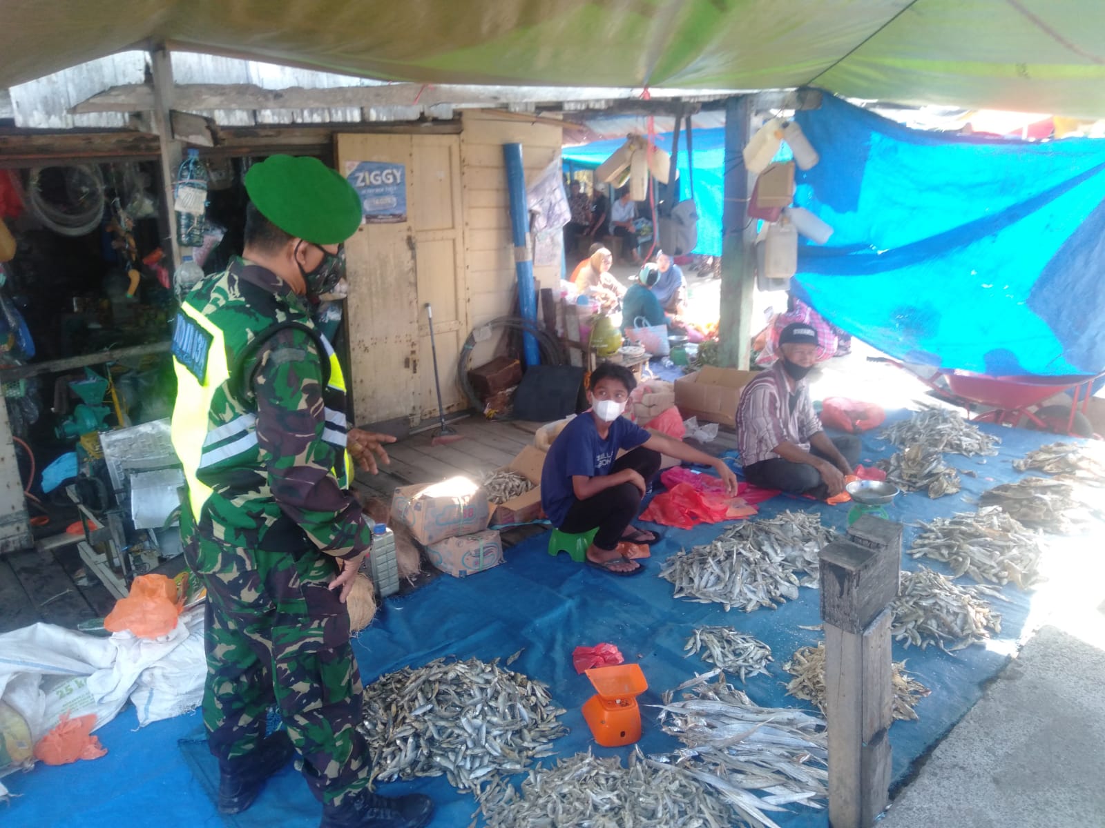 Personil Koramil 04/Kuindra Berikan Himbauan Protkes ke Pedagang Ikan