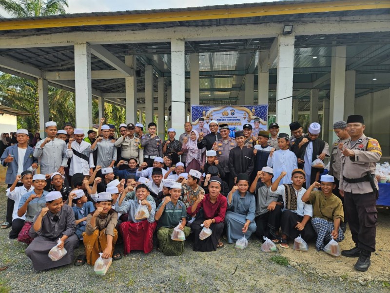 Polsek Kemuning Bagikan Takjil kepada Santriwan/Santriwati Pondok Pesantren Istiqomah