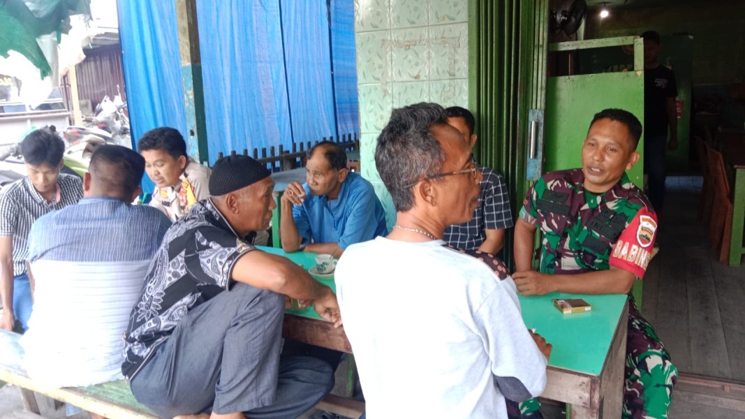 Bhabinsa Koramil 05/Gas Koptu Umar Nasution Komsos Dengan Warga Binaan Jalin Silaturahmi secara Rutin