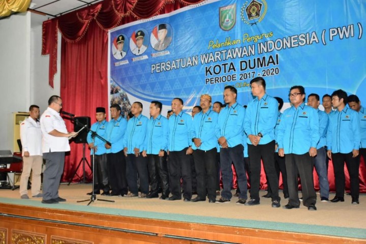 Zulmansyah Sekedang Lantik Pengurus PWI Kota Dumai 2017-2020 