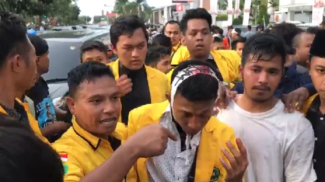 Kepala Berdarah, Mahasiswa Aksi Bela Kamarek di Pekanbaru Diduga Dipukul Oknum Aparat